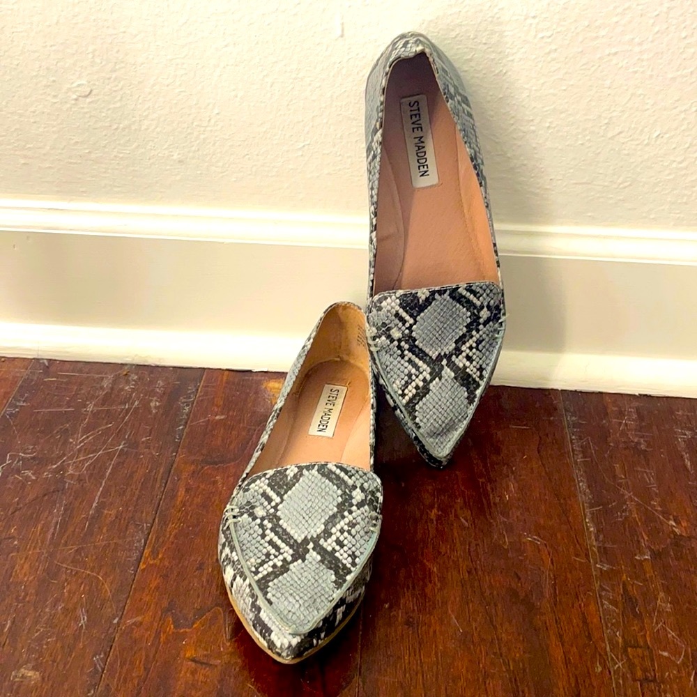 Steve Madden Feather Pointed Toe Loafer blue snake